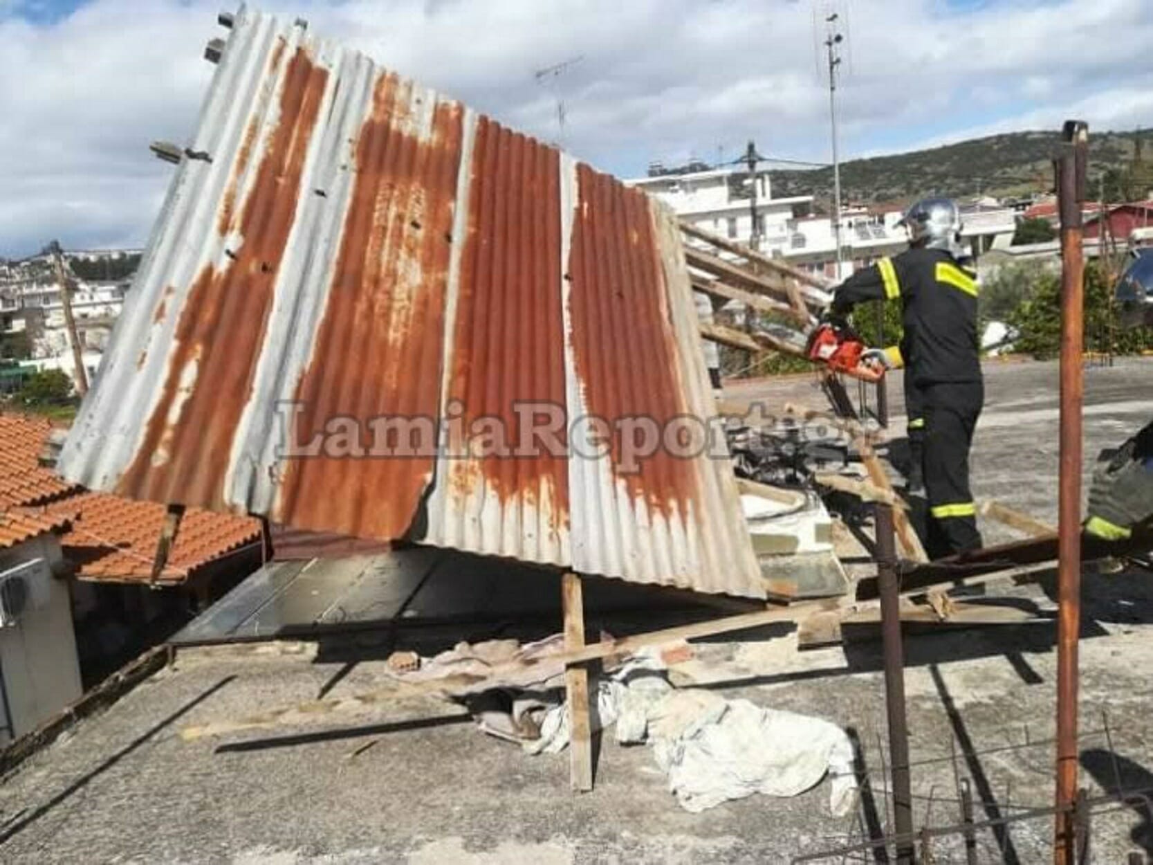 Λαμία: Ο πολύ δυνατός αέρας ξήλωσε σκεπή και έσπασε δέντρα