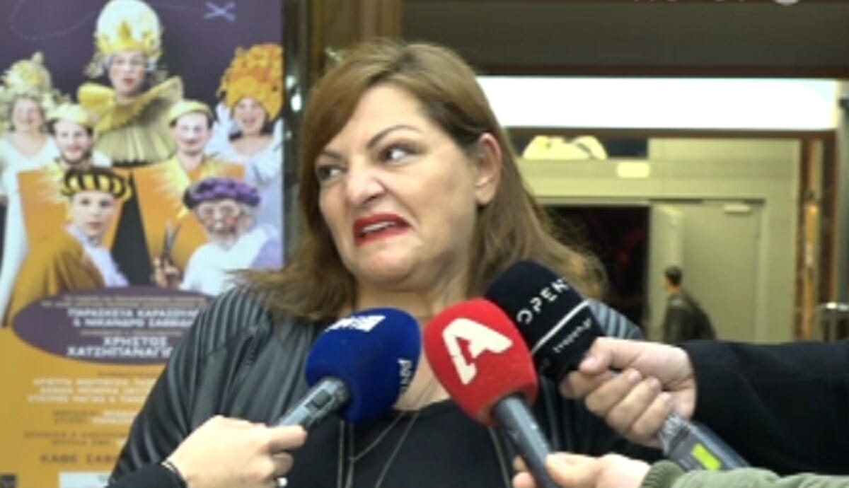 Έξαλλη η Βίκυ Σταυροπούλου στους δημοσιογράφους: “Θα ξανασυστηθούμε; Ντροπή”!