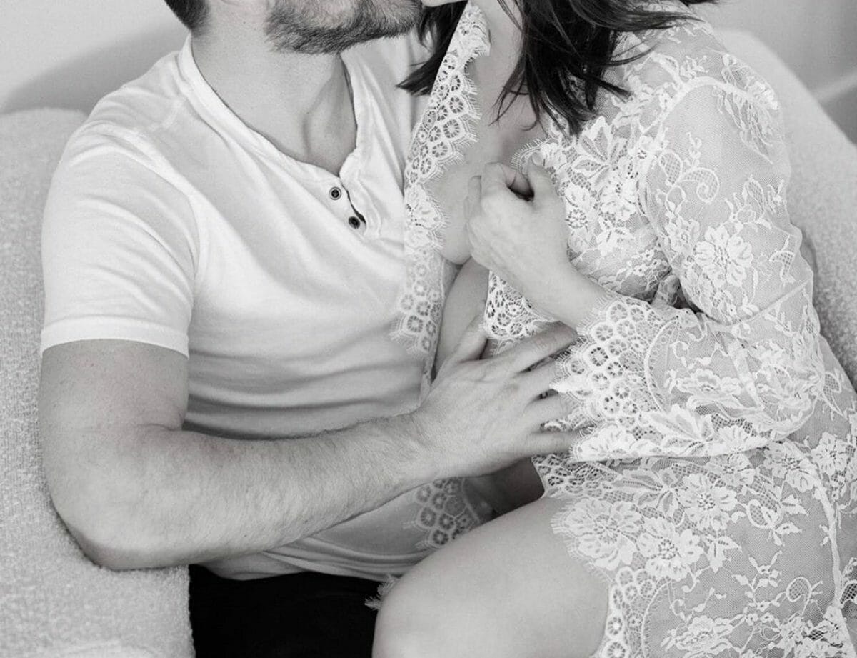 Γνωστό ζευγάρι της showbiz αρραβωνιάστηκε λίγο πριν γεννηθεί το πρώτο παιδί του!