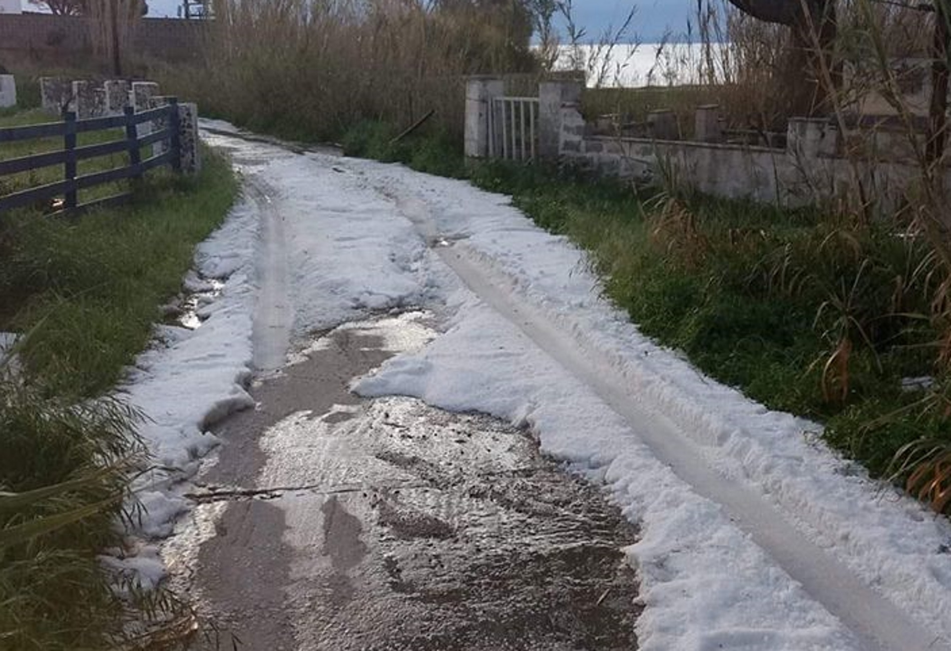 Καιρός: Η λιακάδα στη Σύρο σταμάτησε απότομα! Το χαλάζι κάλυψε δρόμους και χωράφι (Φωτό και Βίντεο)