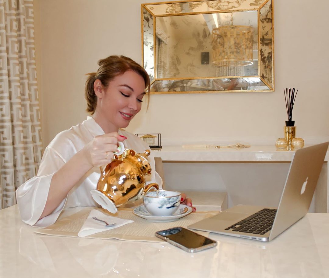 Τατιάνα Στεφανίδου: Απολαμβάνει το τσάι της στο σπίτι, λίγο πριν βρεθεί στο πλατό της εκπομπής!