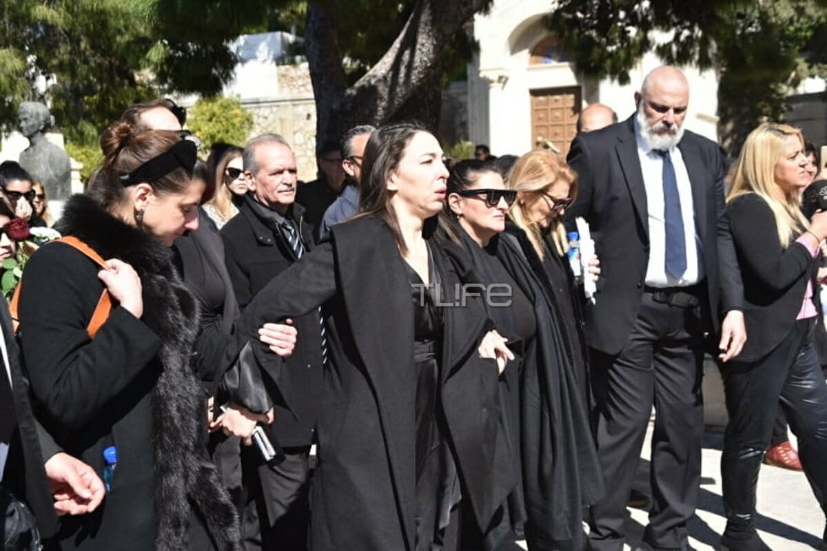 Κώστας Βουτσάς: Οι γυναίκες της ζωής του αγκαλιασμένες στο Α’ Νεκροταφείο