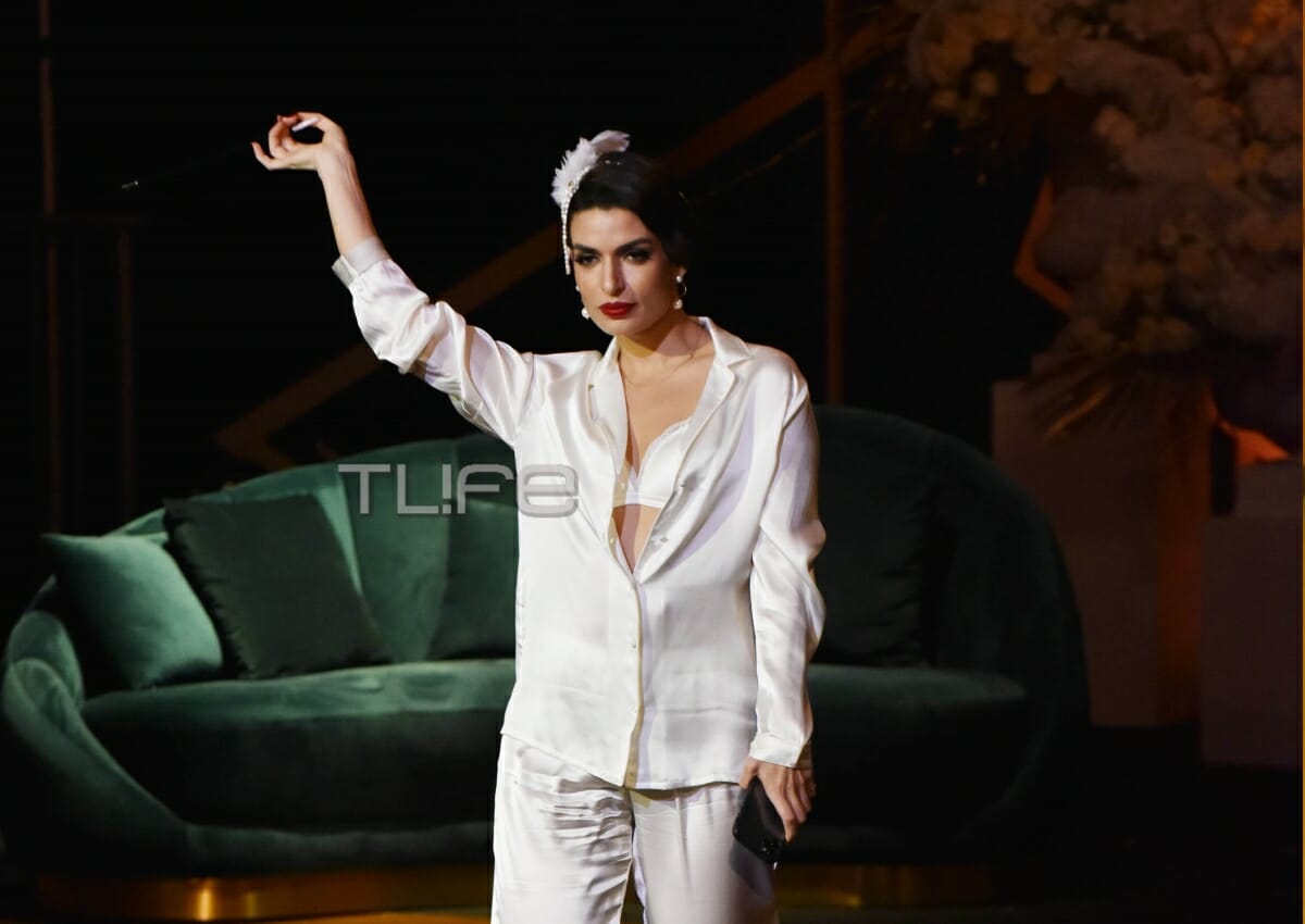 Τόνια Σωτηροπούλου: Κούκλα στην πασαρέλα με νυφικά εσώρουχα!