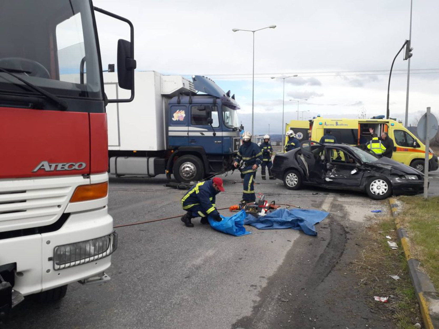 Τρίκαλα: Νταλίκα παρέσυρε αυτοκίνητο! Σε σοβαρή κατάσταση η οδηγός [pics]