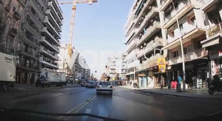 Βίντεο σοκ από τροχαίο στη Θεσσαλονίκη: Αυτοκίνητο ”εκτοξεύει” γυναίκα στον αέρα