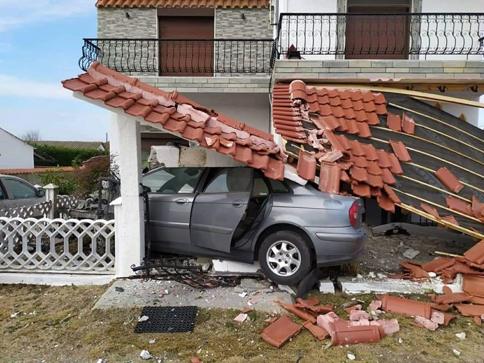 Ξάνθη: Αυτοκίνητο με μετανάστες έπεσε πάνω σε σπίτι