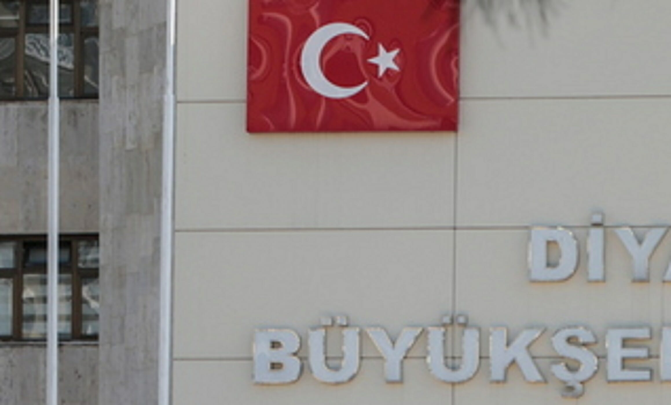 epa07781051 Turkish riot police guard in front of the Diyarbakir’s Municipality headquarters in Diyarbakir, Turkey, 19 August 2019. The pro-Kurdish party mayors of Diyarbakir, Van and Mardin have been replaced with state-appointed governors after being accused of supporting the PKK on 19 August.  EPA
