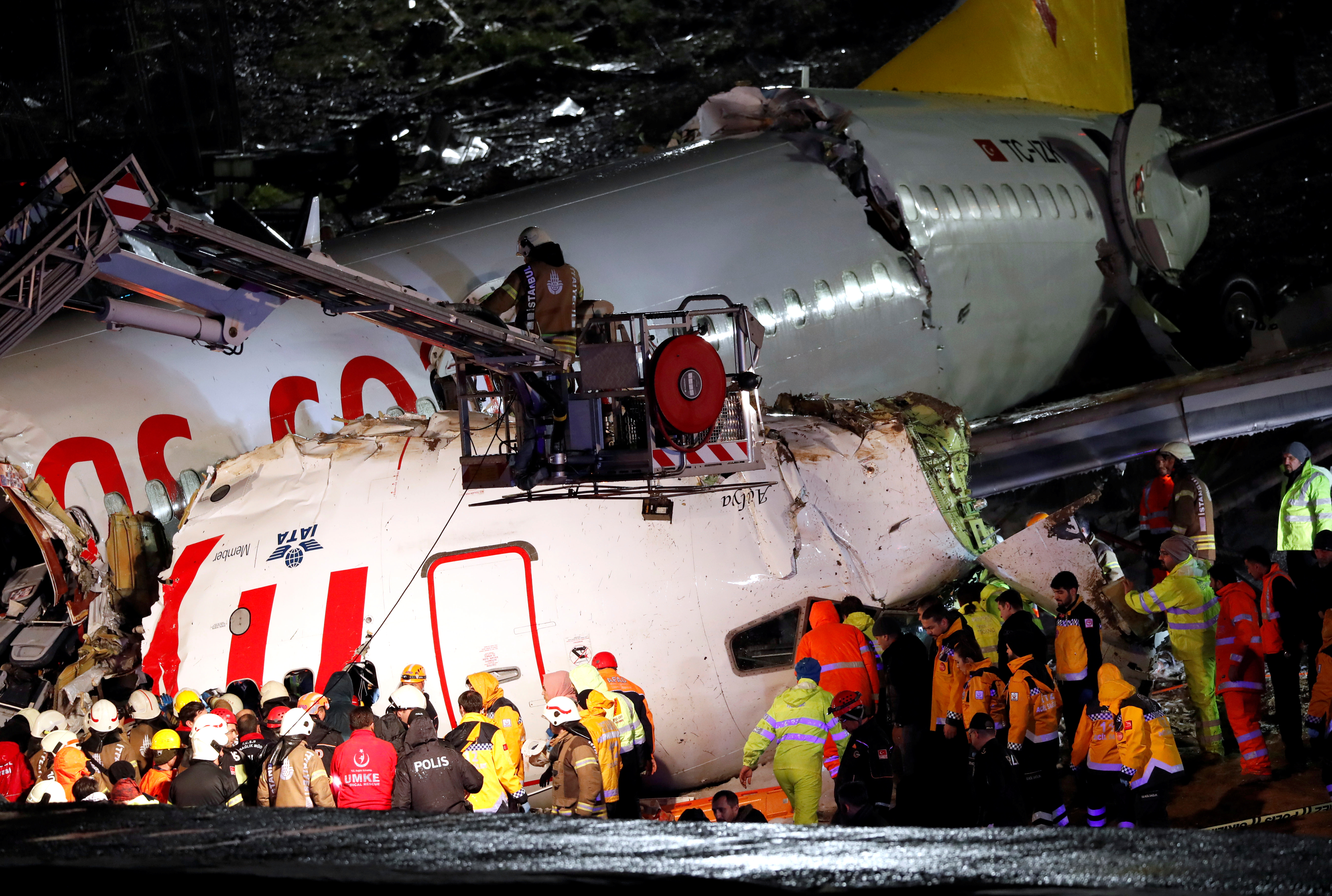 Pegasus Airlines: Ένας νεκρός στο αεροπλάνο που κόπηκε στα τρία στην Τουρκία