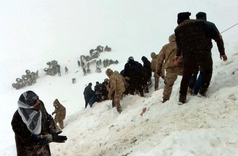 Δεκάδες διασώστες και πολίτες νεκροί από δυο φονικές χιονοστιβάδες στην Τουρκία!