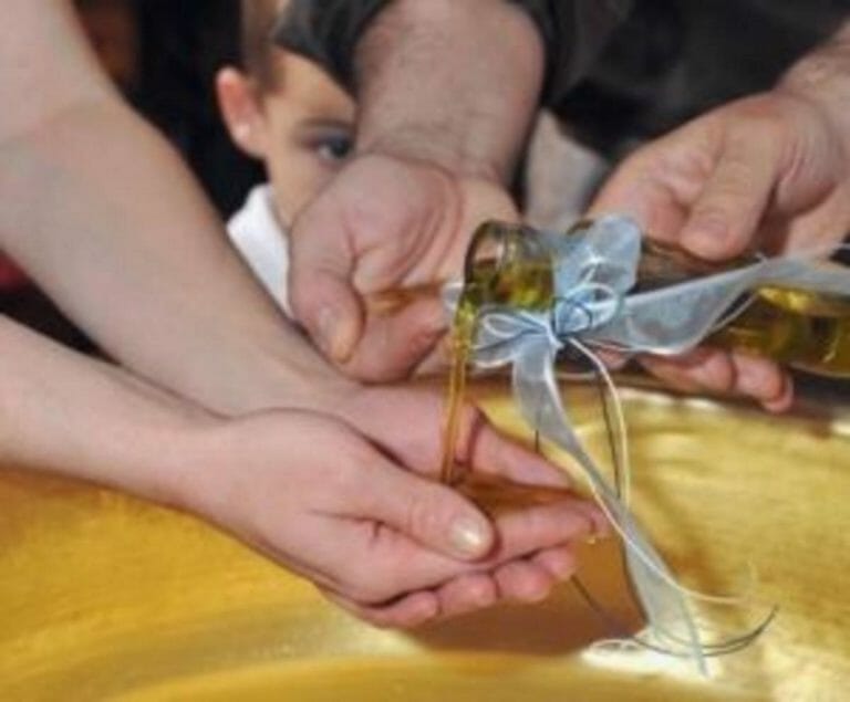 Έκλεψαν σε βάφτιση τον σταυρό από το λαιμό του μωρού - Το ξέσπασμα της μητέρας στη Θεσσαλονίκη