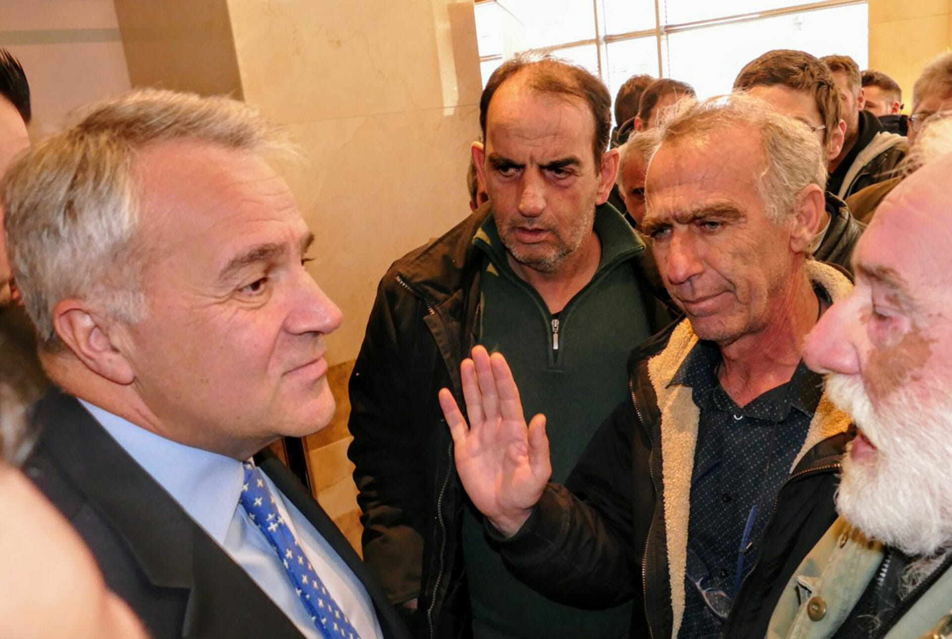 «Θερμή» υποδοχή στον Βορίδη από αγρότες στη Λάρισα