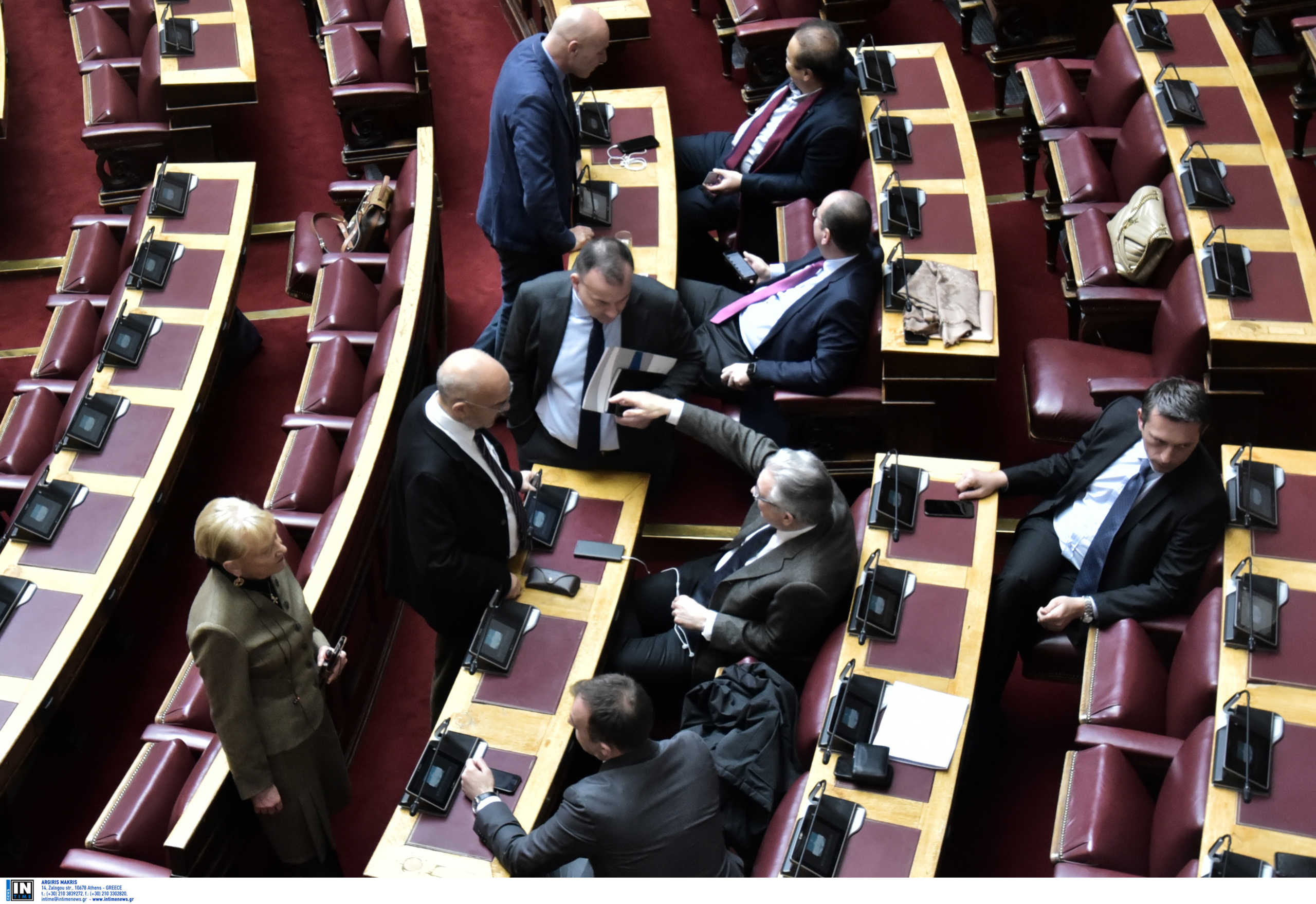 Άγριες κόντρες στη Βουλή για τα επεισόδια σε Λέσβο και Χίο για τα κλειστά κέντρα κράτησης