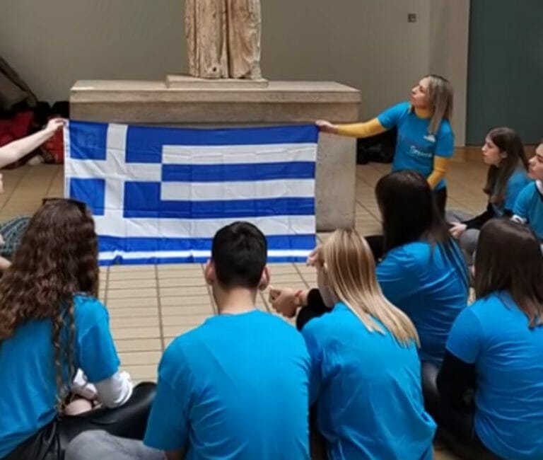 Βρετανικό Μουσείο: Το συγκλονιστικό μοιρολόι μαθητών της Κρήτης μπροστά στην Καρυάτιδα (Βίντεο)