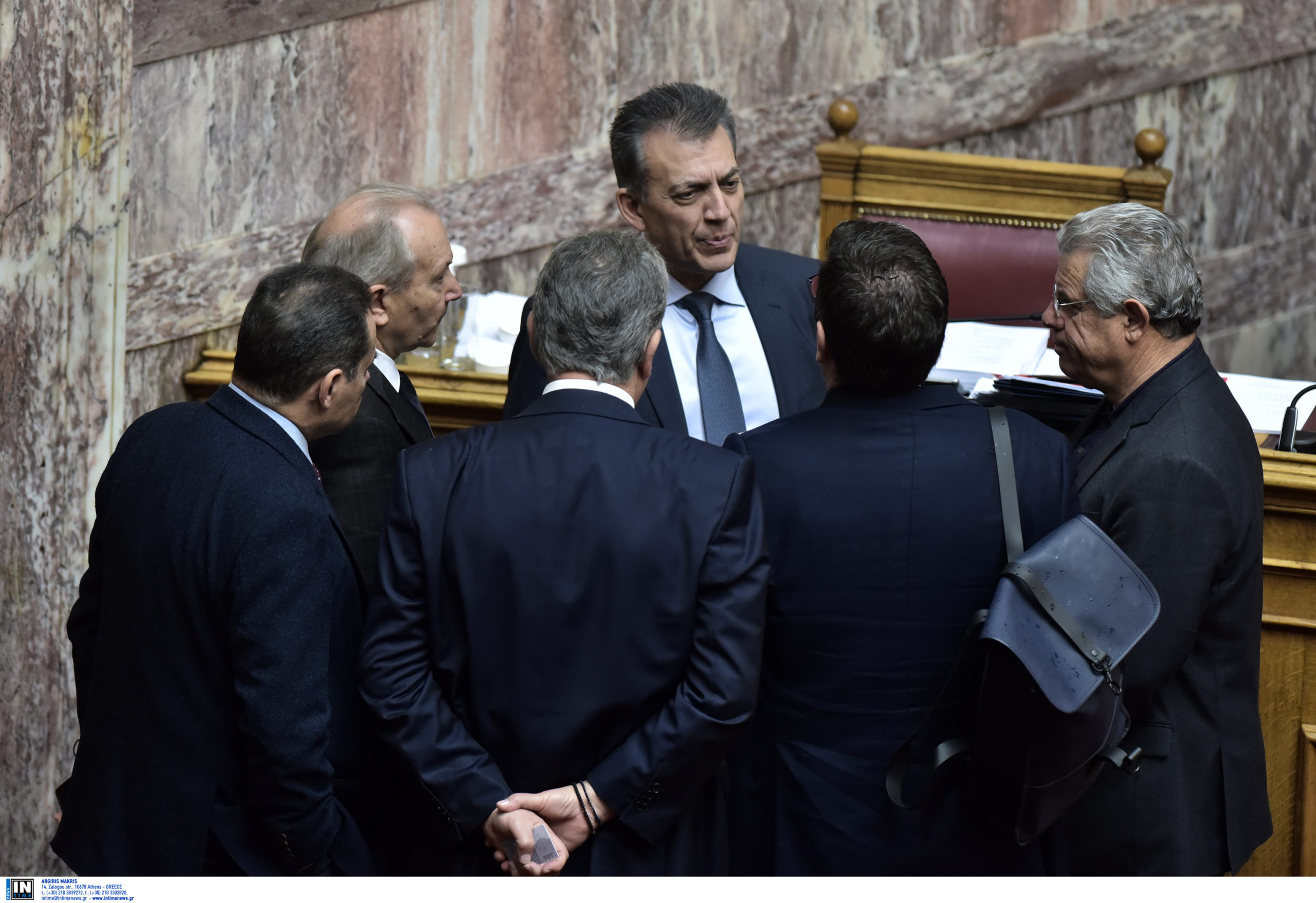 Άγριος καυγάς Βρούτση με Κατσώτη στη Βουλή με… «μαχαίρια, τσεκούρια, δρεπάνια»