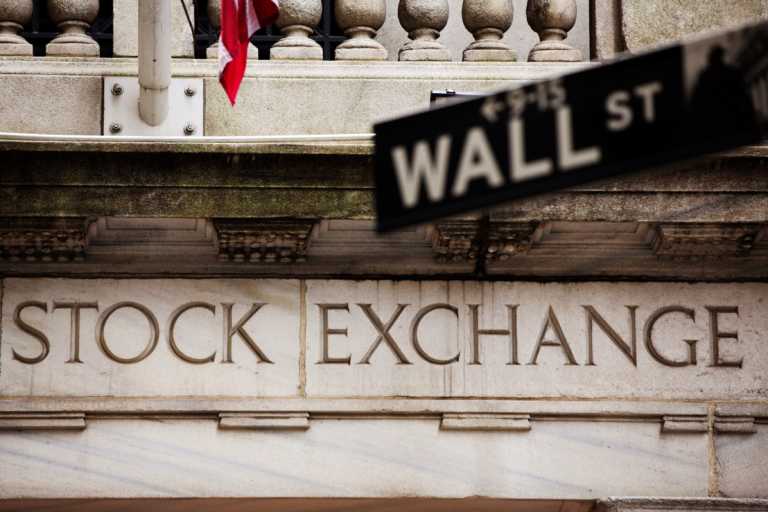 Πτώση στη Wall Street μετά την ανακοίνωση της Fed για αύξηση των επιτοκίων