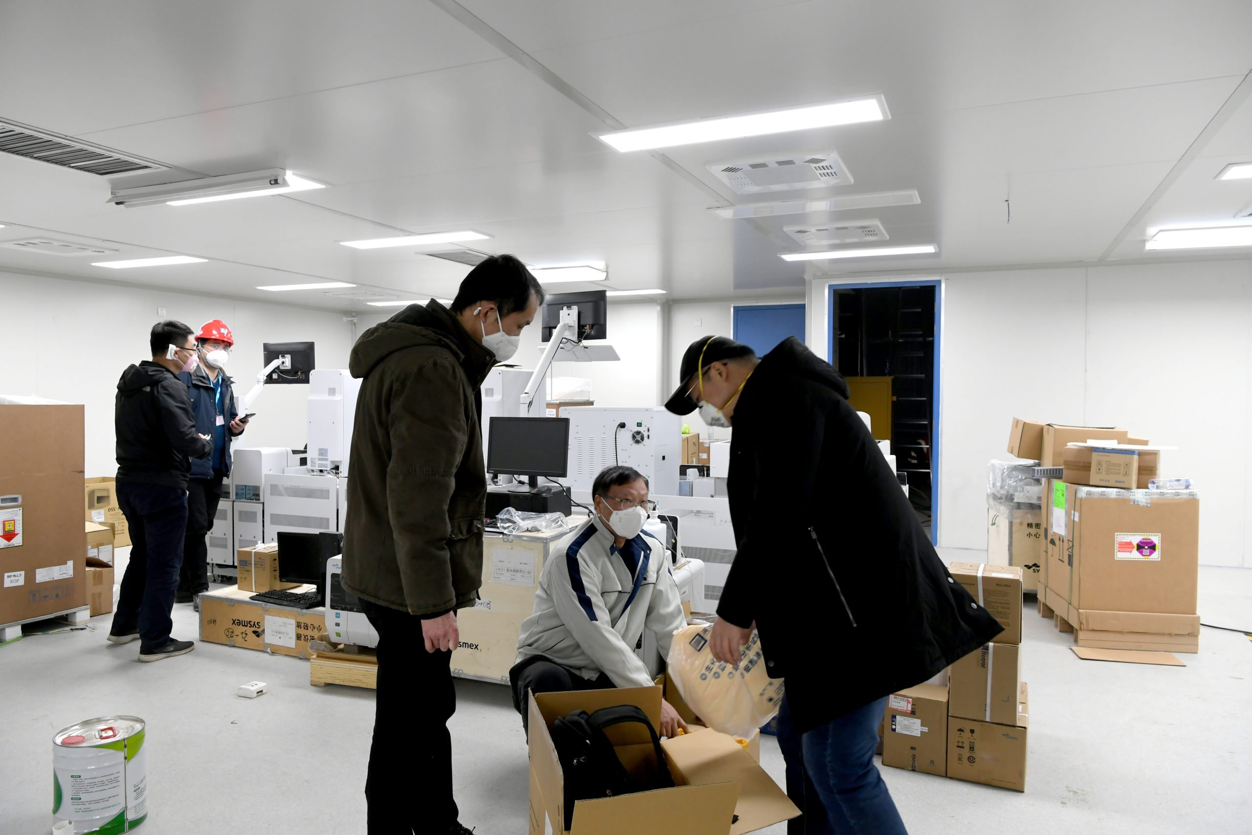 Workers set up medical equipment at the new Leishenshan Hospital, a makeshift hospital for treating patients of the new coronavirus that is under construction, in Wuhan, Hubei province, China February 5, 2020. Picture taken February 5, 2020. cnsphoto via REUTERS   ATTENTION EDITORS - THIS IMAGE WAS PROVIDED BY A THIRD PARTY. CHINA OUT.