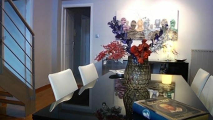 Αυτή είναι η εντυπωσιακή κατοικία της δημιουργού του “Καφέ της Χαράς”