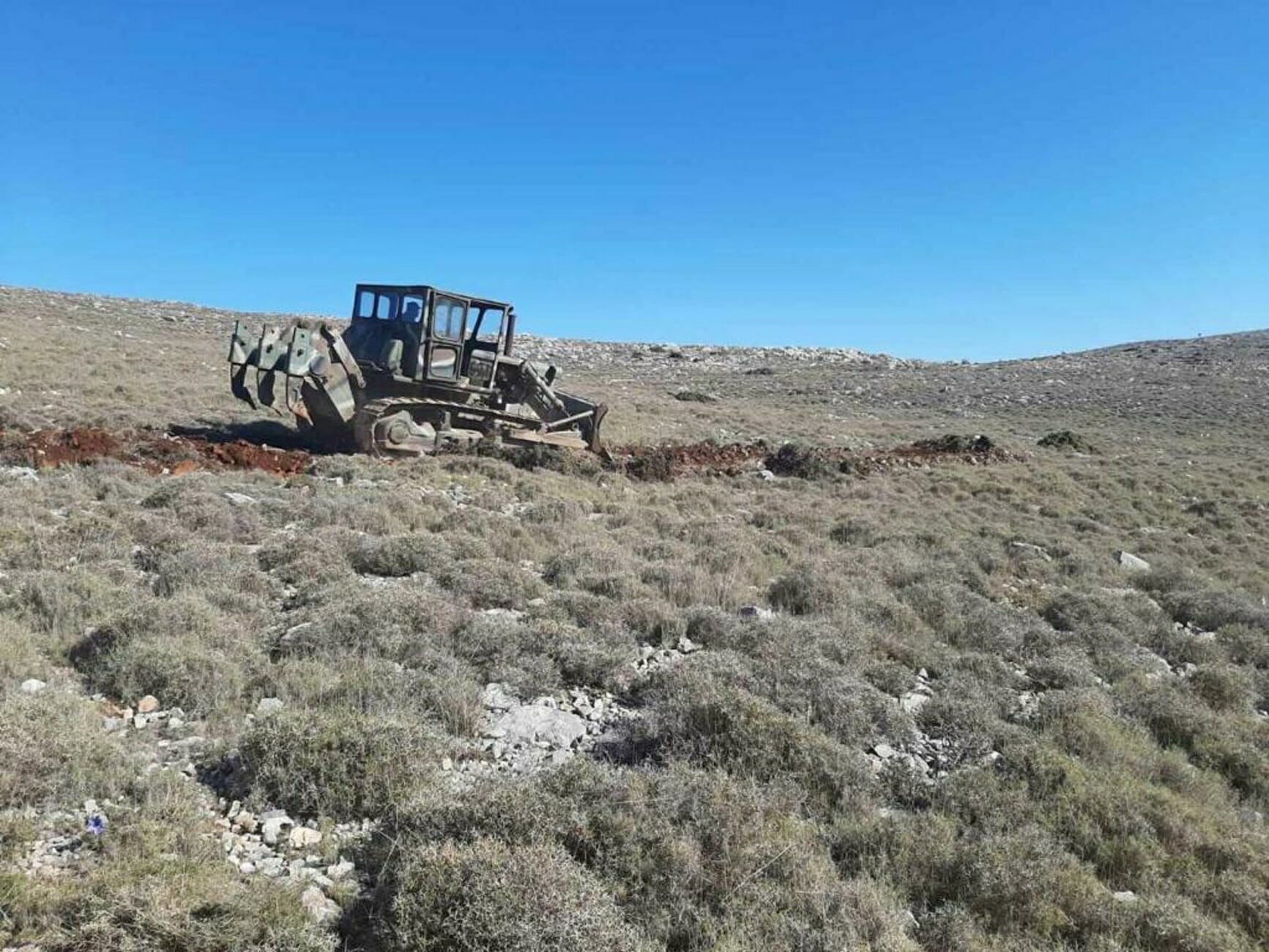 Μπήκαν οι μπουλντόζες για τα κλειστά κέντρα