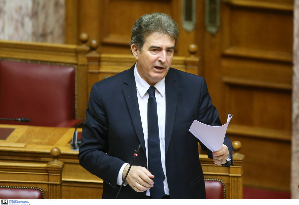 Χρυσοχοΐδης: “Η Ελλάδα αναστενάζει στα γήπεδα και η Δημοκρατία στις συγκεντρώσεις και αυτό θα αλλάξει”
