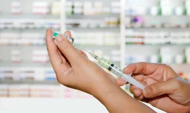 “Επικίνδυνοι οι εμβολιασμοί στα φαρμακεία χωρίς ιατρική επίβλεψη” – Επιμένουν οι γιατροί