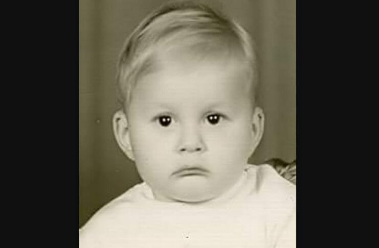 Ποιος ηθοποιός από τις «Άγριες Μέλισσες» είναι το χαριτωμένο αγοράκι της φωτογραφίας;