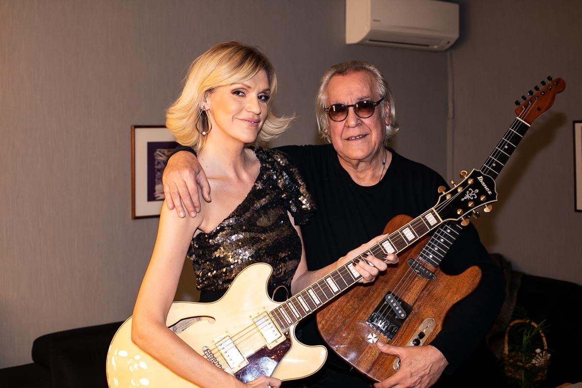 Σάσα Σταμάτη: Γιατί πόζαρε στο πλευρό του Κυριαζή κρατώντας κιθάρα; [pics]