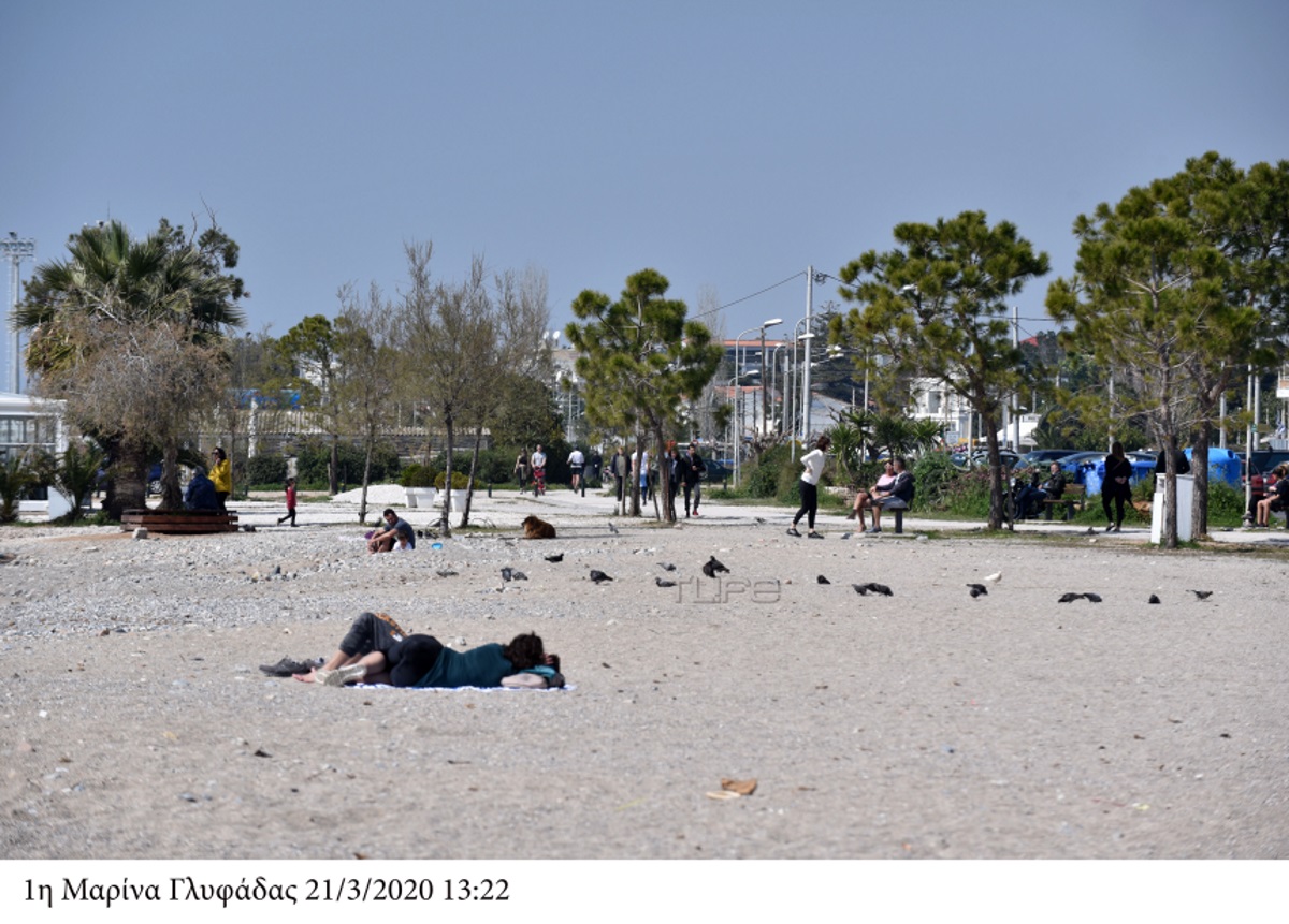 Κορονοϊός: Άδειασαν οι δρόμοι και… γέμισε η θάλασσα στη Γλυφάδα – Εντυπωσιακές εικόνες