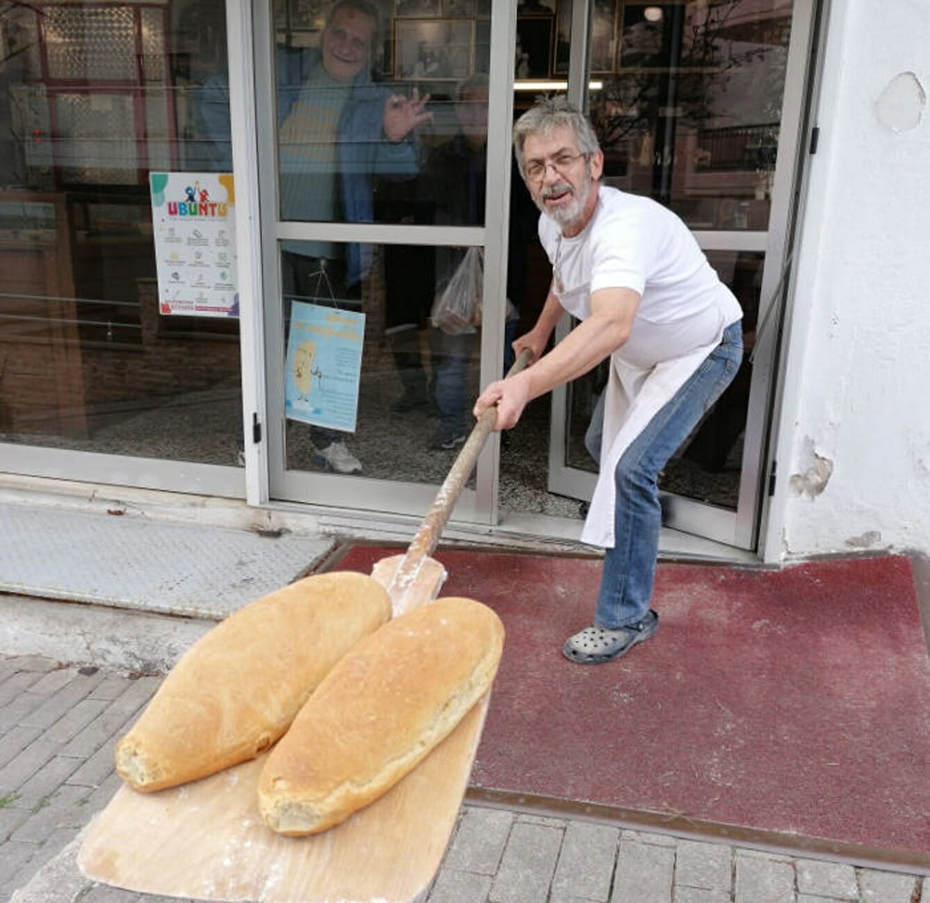 Κορονοϊός: Ο φούρναρης πήρε… τα μέτρα του στην Κοζάνη! Οι εικόνες που έγιναν viral