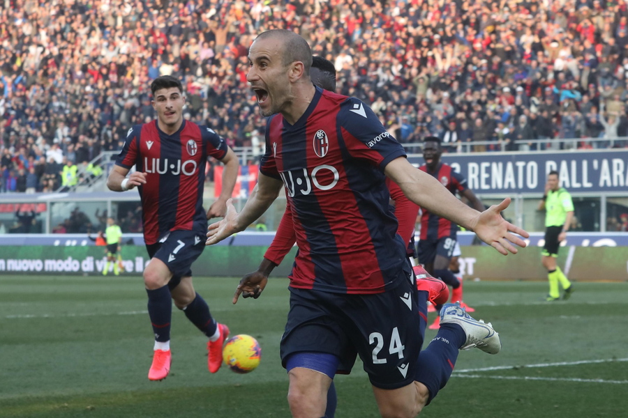 epa08237893 Bologna's Rodrigo Palacio jubilates after scoring the goal 1-1 during the Italian Serie A soccer match Bologna Fc vs Udinese at the Renato Dall'Ara stadium in Bologna, Italy, 22 February 2020.  EPA
