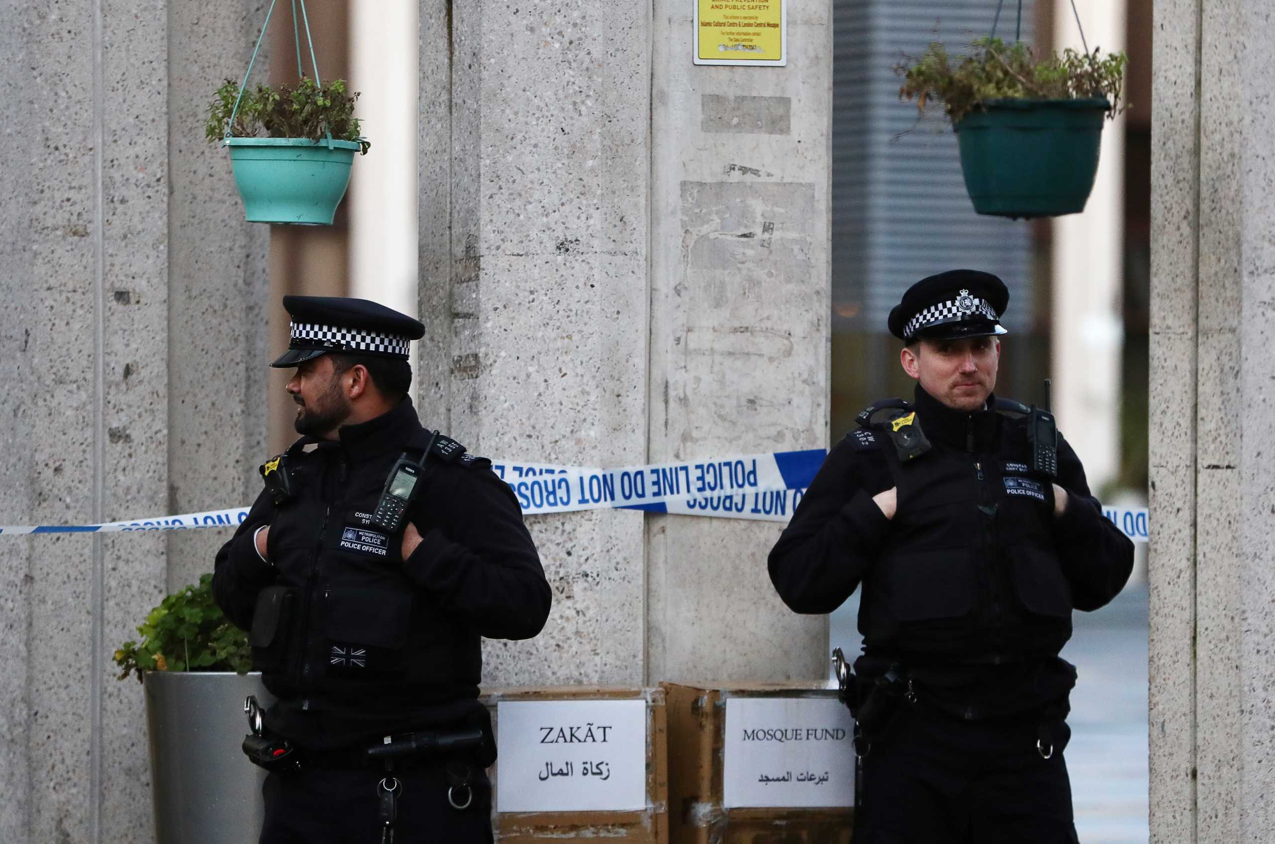 Βρετανία: Αστυνομικοί σκότωσαν άνδρα που έβγαλε δύο μαχαίρια