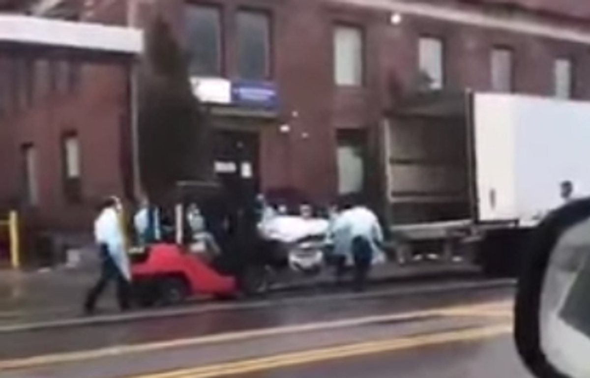 Κορονοϊός: Με κλαρκ φορτώνουν πτώματα σε φορτηγά – ψυγεία στο Μπρούκλιν! Εικόνες σοκ