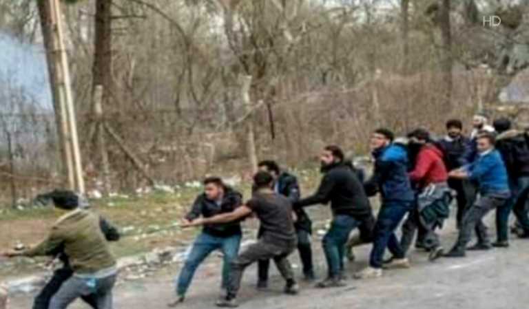 Έβρος: Η στιγμή που μετανάστες προσπαθούν να ρίξουν τον φράχτη στα σύνορα!