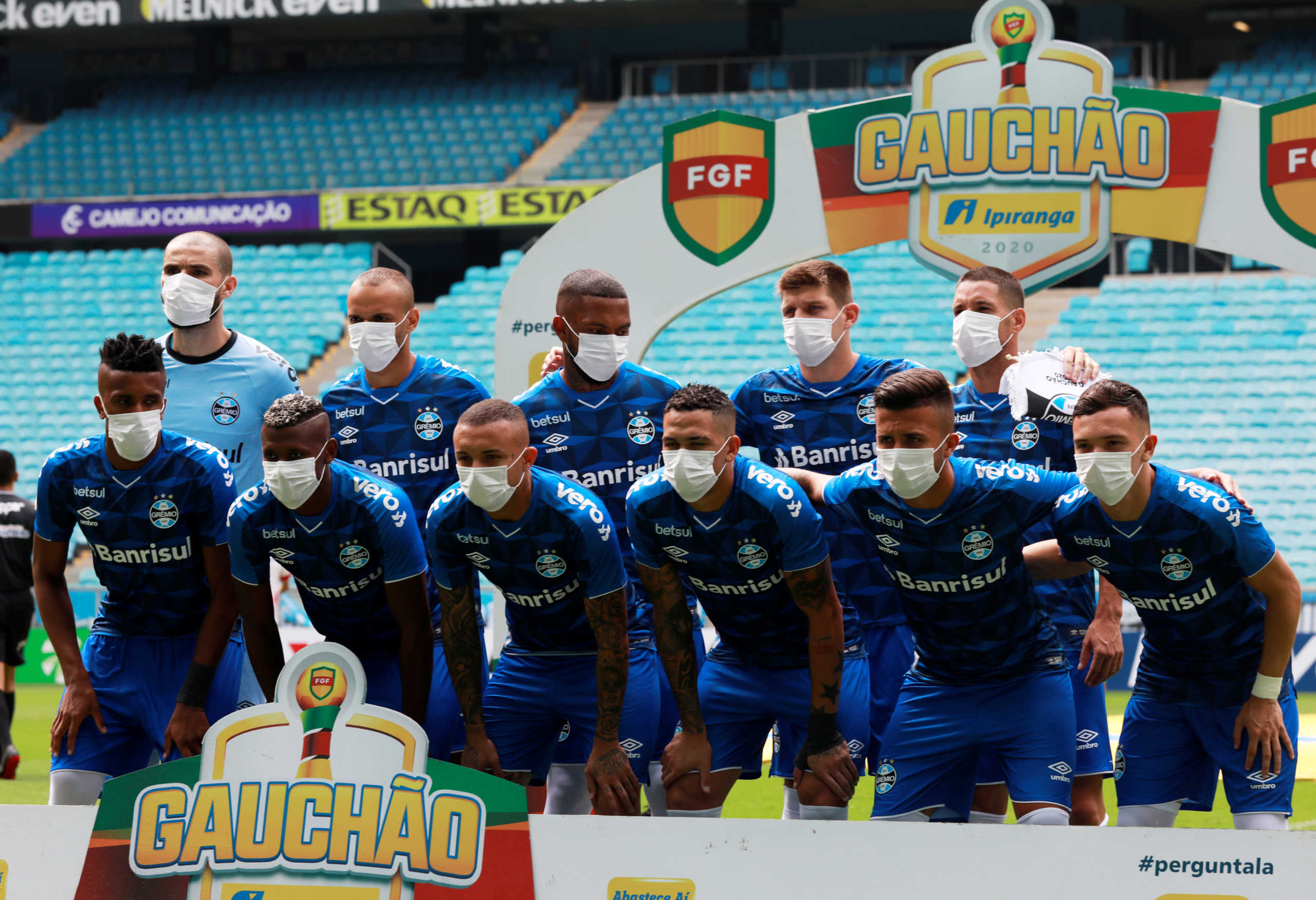 Soccer Football - Campeonato Gaucho - Gremio v Sao Luiz - Arena do Gremio, Porto Alegre, Brazil - March 15, 2020    Gremio pose for a team group while wearing masks before the match is played behind closed doors as the number of coronavirus cases grow around the world       REUTERS