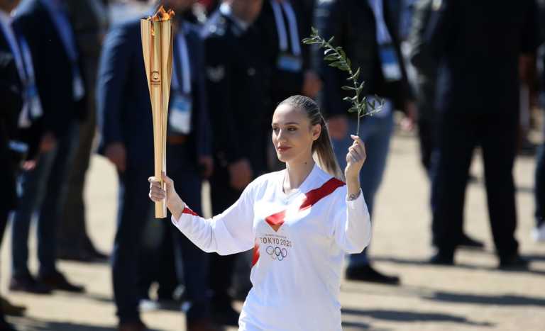 Η Άννα Κορακάκη “τρόλαρε” τους Ολυμπιακούς Αγώνες με τούρτα… επός για τον πατέρα της (pics)