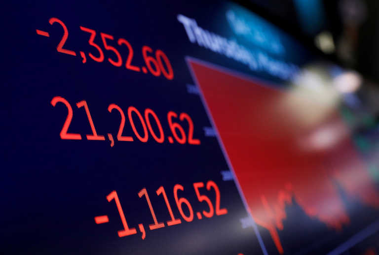 “Μάτωσε” η Wall Street: Σταμάτησαν οι συναλλαγές μετά τη βουτιά των δεικτών κατά 9%
