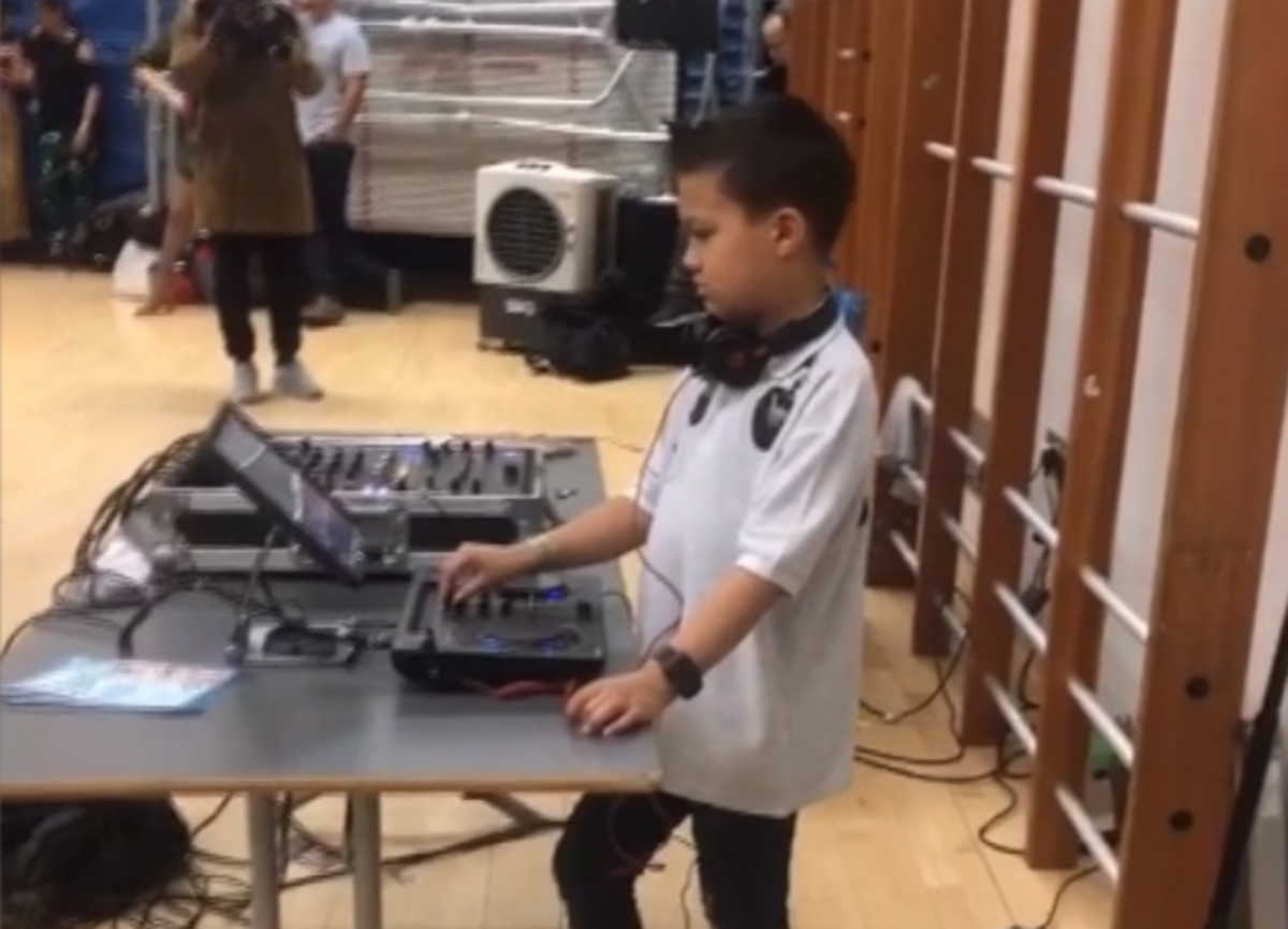 O 10χρονος DJ που αφήνει έκπληκτο τον κόσμο με τις ικανότητές του