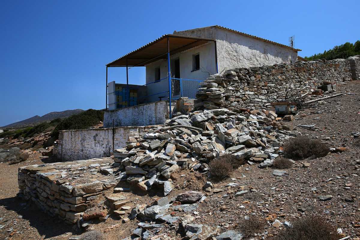 Φωτογραφία που δόθηκε σήμερα στη δημοσιότητα και εικονίζει κτίριο το οποίο έχει χαρακτηρισθεί αυθαίρετο από την Υπηρεσία Δόμησης του Δήμου Σύρου και βρίσκεται στη νήσο Μακρόνησο, Παρασκευή 17 Αυγούστου 2018. Η Μακρόνησος σύμφωνα με την υπ’ αριθμ’ ΥΠΠΟ
