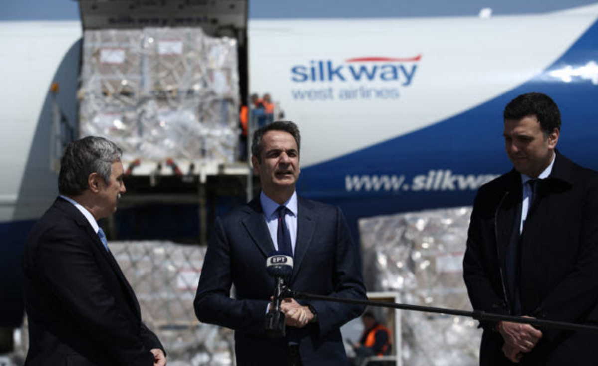 Κορονοϊός: Ο Μητσοτάκης στην παραλαβή των 13,5 εκατ. μασκών – δωρεά του Ιδρύματος Ωνάση