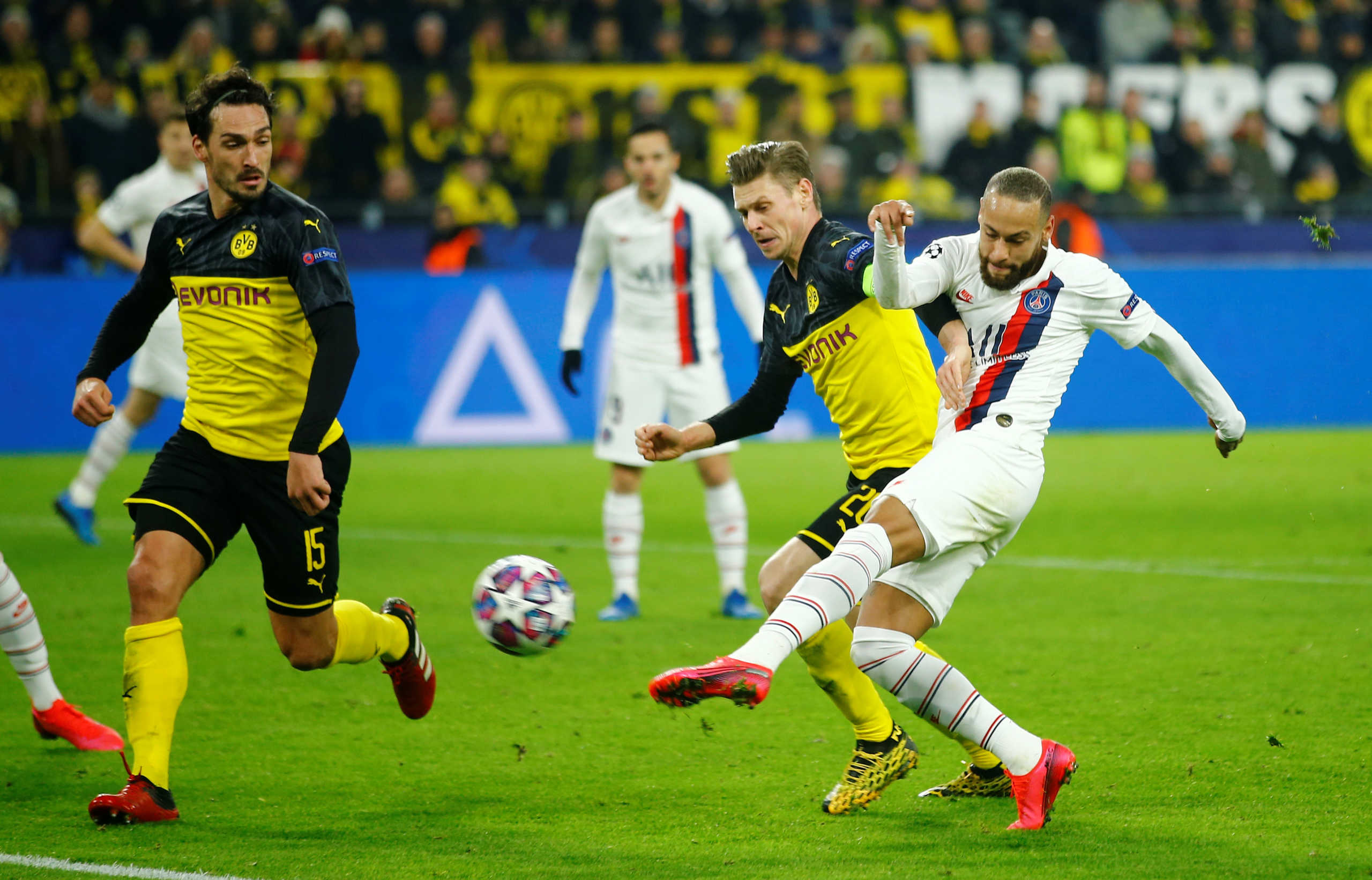 Soccer Football - Champions League - Round of 16 First Leg - Borussia Dortmund v Paris St Germain - Signal Iduna Park, Dortmund, Germany - February 18, 2020  Paris St Germain's Neymar shoots at goal     REUTERS
