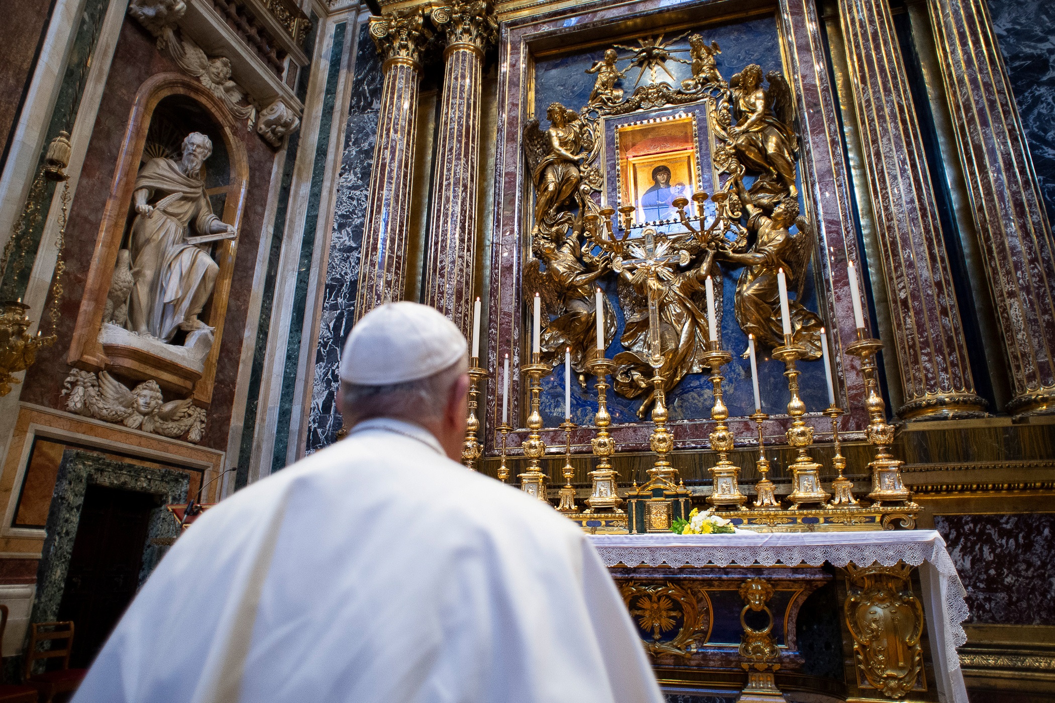 Ο Πάπας Φραγκίσκος προσευχήθηκε μπροιστά στην εικόνα της Παναγίας για να πάψει ο κορονοϊός