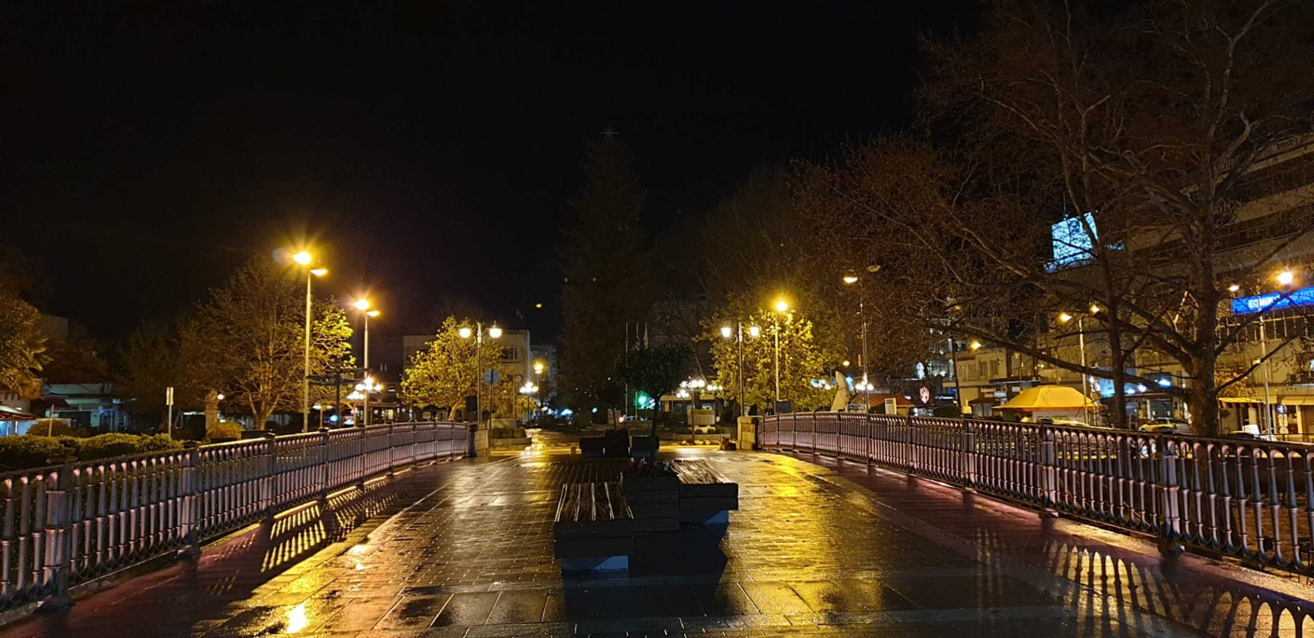 Κορονοϊός: Πλάνα από την πρώτη νύχτα απαγόρευσης κυκλοφορίας στα Τρίκαλα! video