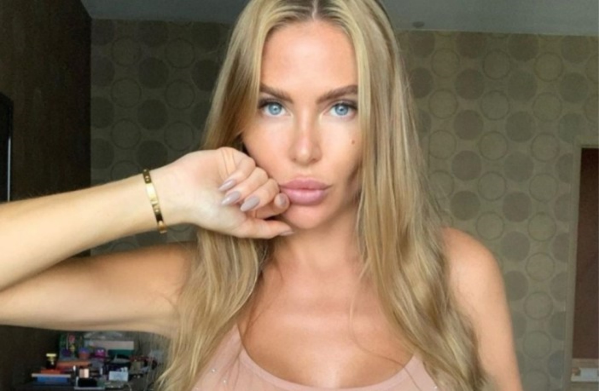 Οι “καυτές” φωτογραφίες της Anastasia Skyline θα σε στείλουν… αδιάβαστο!