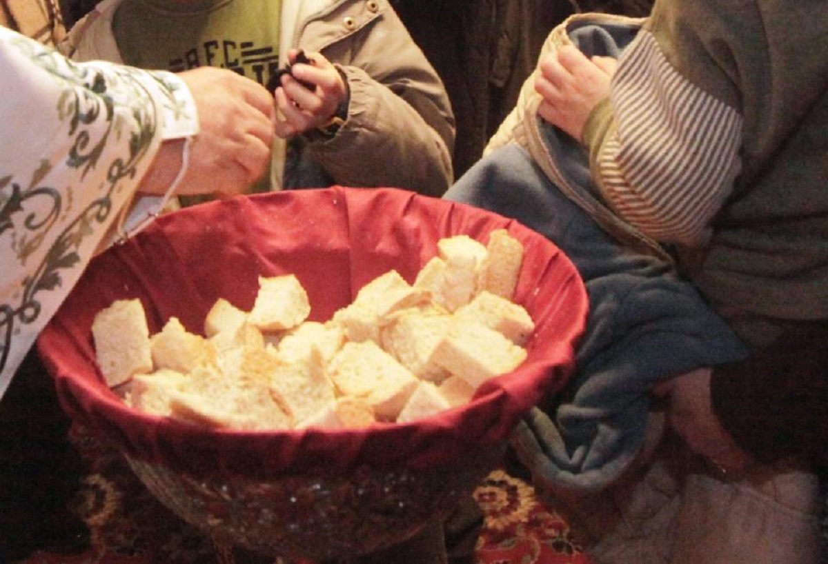 Τί κάνουμε τα ψίχουλα από το Αντίδωρο που μένουν στο χέρι μας;