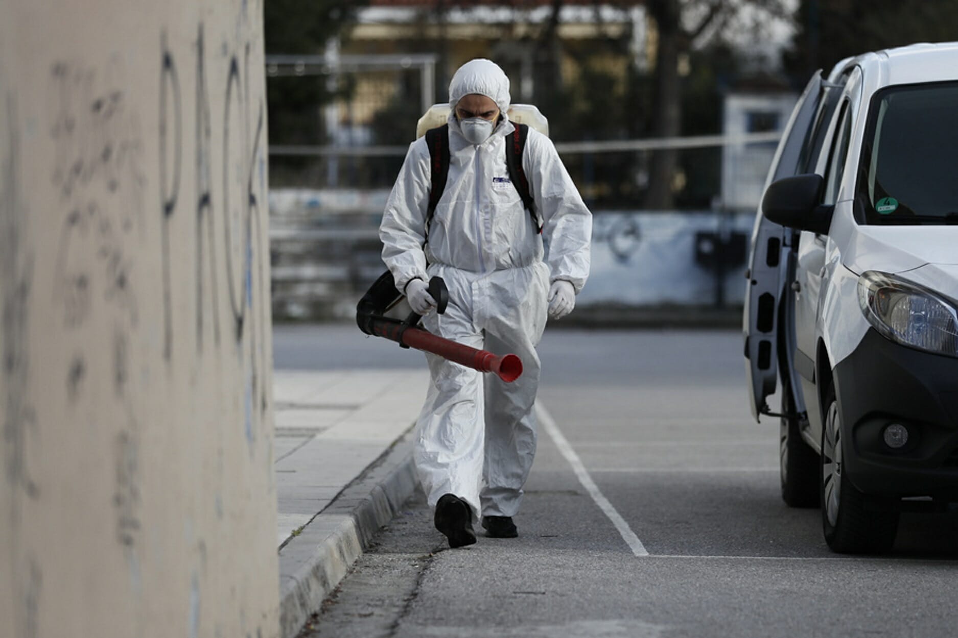 Συνεργείο πραγματοποιεί απολύμανση στο 12ο Λύκειο Θεσσαλονίκης,  την Πέμπτη  27 Φεβρουαρίου 2020. Ένα ακόμη σχολείο στη Θεσσαλονίκη απολυμαίνεται αυτή την ώρα για τον κορονοϊό που βρίσκεται δίπλα στο 105ο Δημοτικό σχολείο που πηγαίνει ο γιος της 38χρονης που είναι θετική στον ιό, όπως και το παιδί της. ΑΠΕ-ΜΠΕ