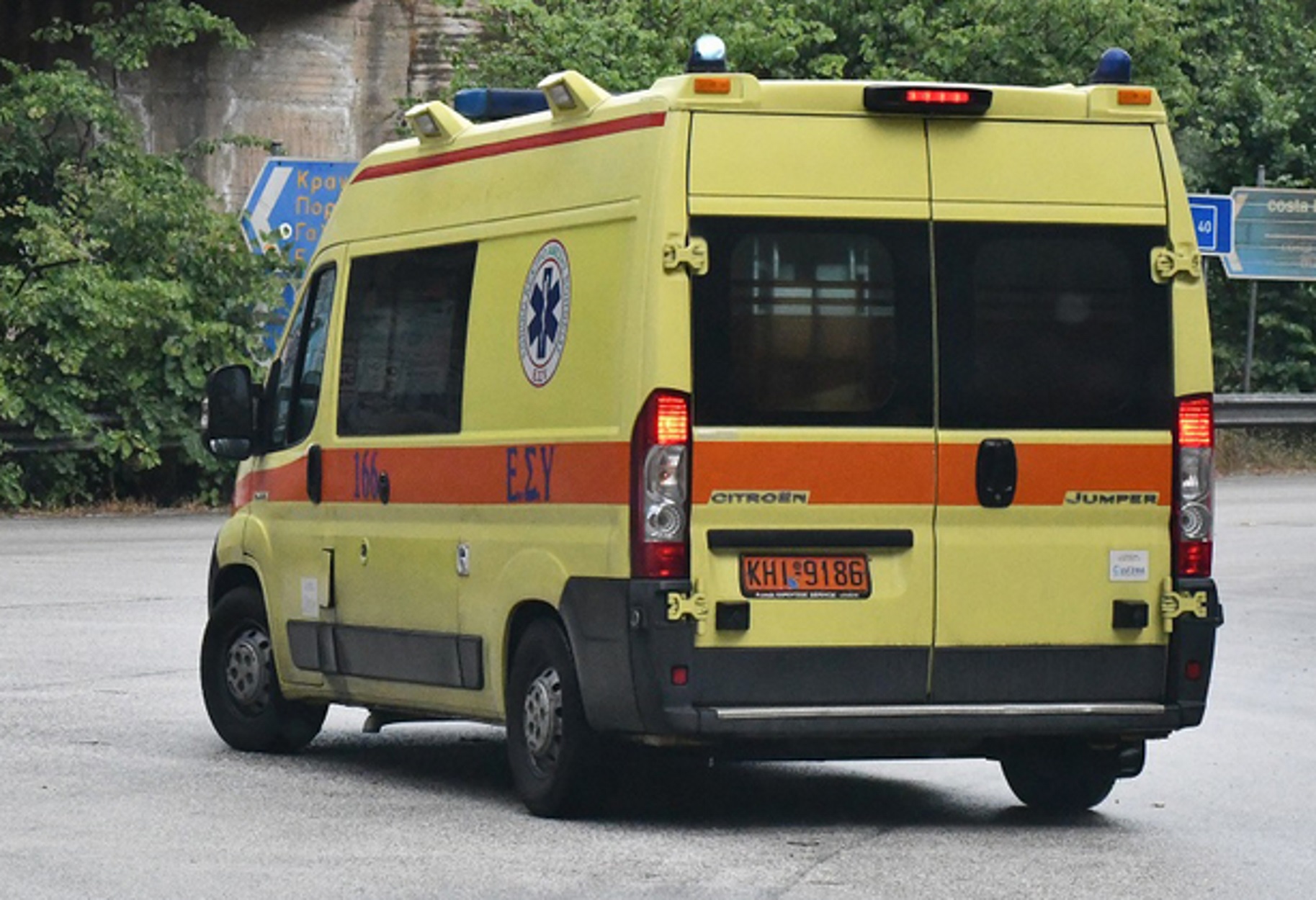 Ασθενοφόρο κατά την μεταφορά του οδηγού του  Ι.Χ. αυτοκίνητου που έπεσε σε γκρεμό 30 μέτρων σε περιοχή του χωριού Κολιάκι του Δήμου Επιδαύρου στην Αργολίδα, την Τρίτη 11 Ιουνίου 2019. Το τροχαίο ατύχημα σημειώθηκε στην επαρχιακή οδό Επιδαύρου Κολιακίου και έγινε  επιχείρηση της πυροσβεστικής, της αστυνομίας και του ΕΚΑΒ για την διάσωση του οδηγού ο οποίος ήταν τραυματισμένος και εγκλωβισμένος στο όχημα, ενώ στο σημείο είχαν σπεύσει και κάτοικοι της περιοχής. Ο τραυματίας οδηγός του οχήματος απεγκλωβίστηκε από πυροσβέστες του κλιμακίου της περιοχής και παρελήφθη από ασθενοφόρο του ΕΚΑΒ. ΑΠΕ-ΜΠΕ