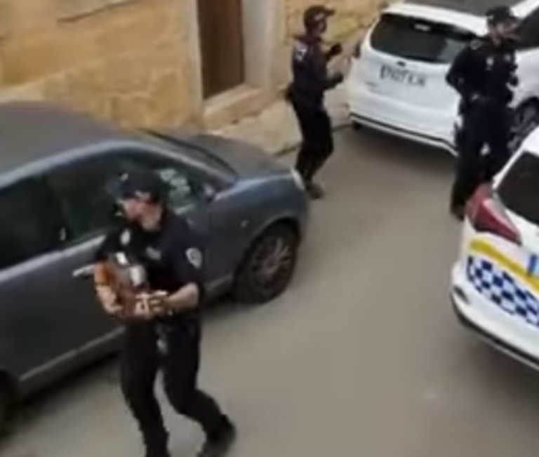 Απίστευτες σκηνές στη Μαγιόρκα! Αστυνομικοί τραγουδούν σε κατοίκους που είναι σε καραντίνα