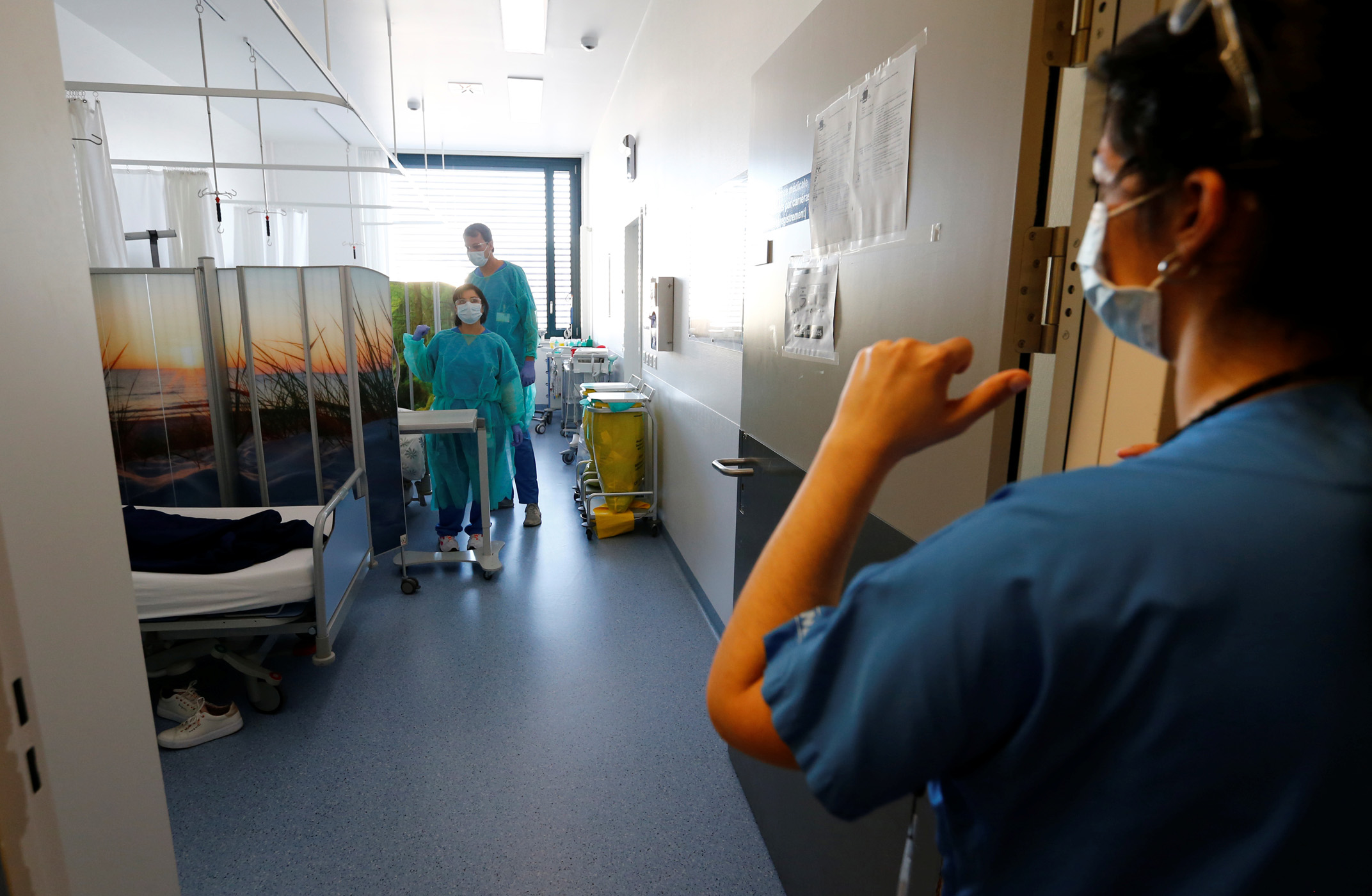 Emergency room staff gestures during a media visit of the Swiss army deployment at Pourtales Hospital during the coronavirus disease (COVID-19) outbreak in Neuchatel, Switzerland, March 25, 2020. REUTERS