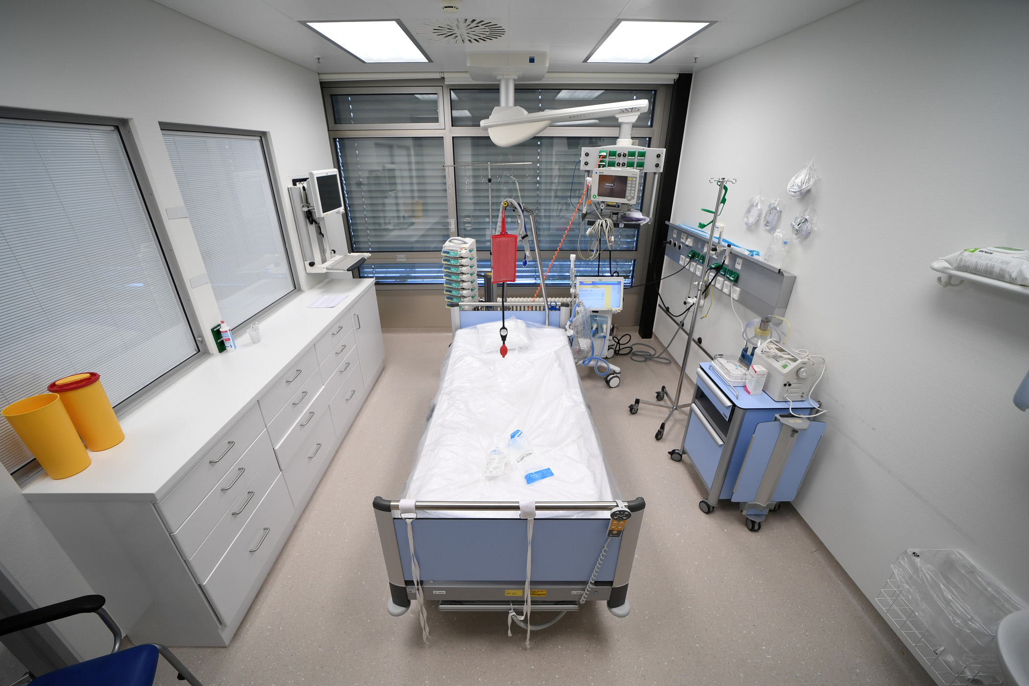 FILE PHOTO: General view of a room in the intensive care unit of the Ulm Bundeswehr hospital during a media event as they prepare for the admission of patients, while the spread of the coronavirus disease (COVID-19) continues, in Ulm, Germany, March 24, 2020. Picture taken March 24, 2020. REUTERS