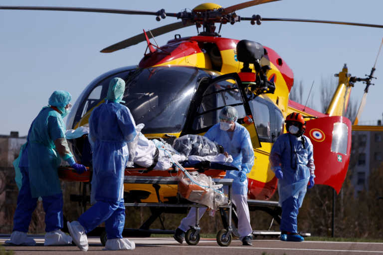 Αεροδιακομιδή ασθενών με κορονοϊό για αποσυμφόρηση του νοσοκομείου στη Μιλούζ της Γαλλίας