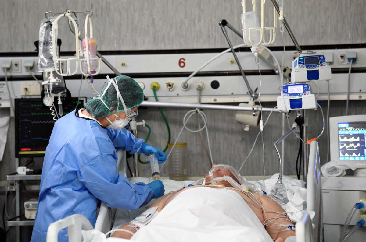 Medical staff wearing a protective mask, goggles and suit treats a patient suffering from coronavirus disease (COVID-19) in an intensive care unit at the Oglio Po hospital in Cremona, Italy March 19, 2020. REUTERS